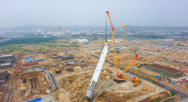 澳门新莆京游戏大厅自主研制的“全球第一吊”4000吨级履带式起重机首吊成功